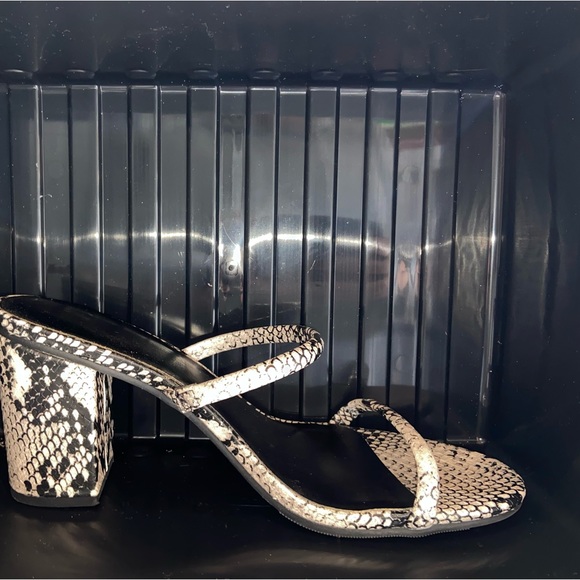 Black and White snake print block heels - Picture 3 of 3